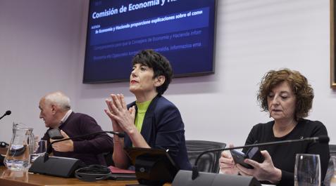 Parlamento El director general de Intervención, Iñaki Arrizabalaga, la consejera Elma Saiz y la presidenta de la comisión Isabel Aramburu (Geroa Bai)