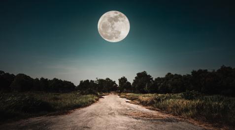 La Luna Llena despierta la fascinación de muchas personas La Luna Llena despierta la fascinación de muchas personas