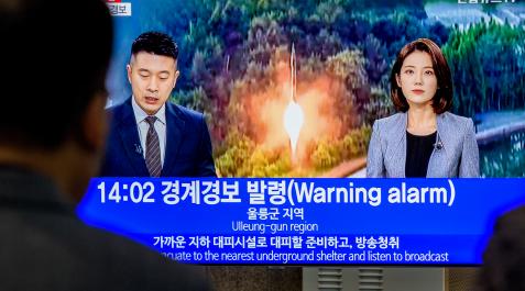 misiles corea Un coreanos ven las noticias sobre el lanzamiento de los misiles en Seúl