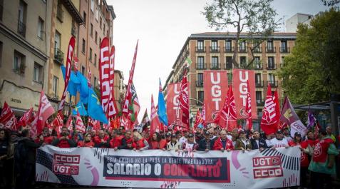 Manifestación por el poder adquisitivo Centenares de personas sostienen banderas durante una movilización convocada por CCOO y UGT desde Puerta de Toledo