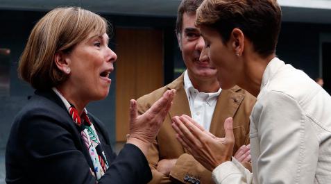 La socialista María Chivite habla con Uxue Barkos, con el secretario general de Podemos, Eduardo Santos, de testigo La socialista María Chivite habla con Uxue Barkos, con el secretario general de Podemos, Eduardo Santos, de testigo