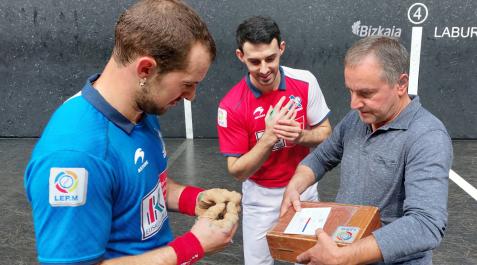 Elordi (izda.) se dispone a firmar su consentimiento sobre el material escogido para la semifinal de Bilbao Cuatro y Medio