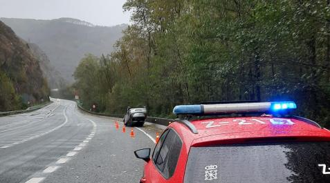 Imagen del estado en el que ha quedado el vehículo volcado en la N-121-A en Endarlatsa Imagen del estado en el que ha quedado el vehículo volcado en la N-121-A en Endarlatsa