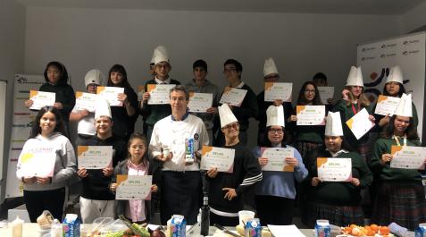 IMG_6277 Alumnos y alumnas de UCE y CFPE de Jesuitinas muestran orgullosos su diploma del Día del Gusto y el producto, en el centro su profesor de cocina por un día, el chef Javier Díaz Zalduendo.