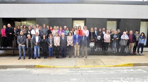 Olite Representantes institucionales, municipales y profesionales de la mancomunidad posan frente a la nueva sede