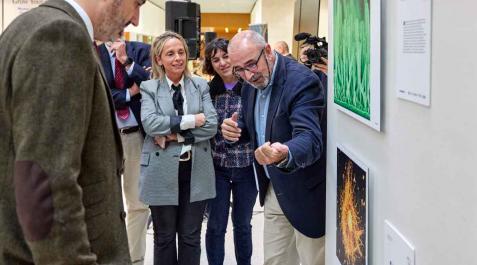 Ignacio López-Goñi, director del Museo de Ciencias de la UN, comenta las fotografías de Fotciencia ante el concejal Fermín Alonso, la directora de Comunicación Científica de la UN, Elisa Montserrat y la directora de la Cátedra Mujer, Ciencia y Tecnología Ignacio López-Goñi, director del Museo de Ciencias de la UN, comenta las fotografías de Fotciencia ante el concejal Fermín Alonso, la directora de Comunicación Científica de la UN, Elisa Montserrat y la directora de la Cátedra Mujer, Ciencia y Tecnología de la UPNA