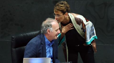 La presidenta María Chivite, hablando recientemente en el Parlamento con Adolfo Araiz, de EH Bildu Parlamento