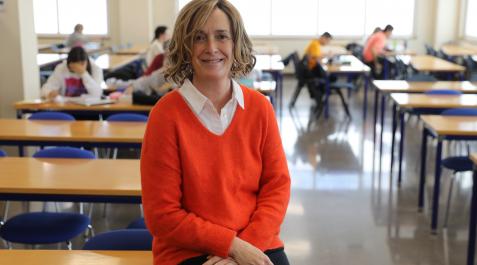 Teresa Imízcoz, nueva directora de UNED Pamplona, posa sonriente en la biblioteca del centro Teresa Imízcoz, nueva directora de UNED Pamplona, posa sonriente en la biblioteca del centro