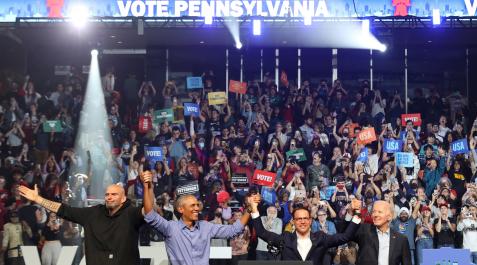 obama-biden.jpg El presidente de EE. UU. Joe Biden y el ex presidente Barack Obama hacen campaña en apoyo del candidato demócrata a senador John Fetterman y el candidato demócrata a gobernador de Pensilvania Josh Shapiro, en Filadelfia