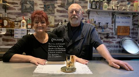 bar nilo Marisol y Santi, del bar Nilo, muestran su pincho Paladar, con el que compiten el certamen txantreano