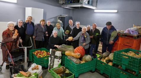 Religiosas y residentes de las Hermanitas de los Pobres, posando ayer por la tarde junto a los alimentos recogidos Religiosas y residentes de las Hermanitas de los Pobres, posando ayer por la tarde junto a los alimentos recogidos