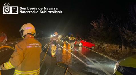 Accidente Beriáin Bomberos, junto al vehículo que se salió de la calzada en la N-121