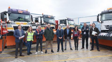 carreteras-invierno El director general de Obras Públicas e Infraestructuras, Pedro López; la técnica del Centro de Conservación de Pamplona, Mª Mar Vega; el jefe de Negociado de la demarcación Centro-Norte, Luis Miguel Martín; el director del Servicio de Conservación, Pablo González; el consejero de Cohesión Territorial, Bernardo Ciriza; los técnicos y el gerente, de la empresa adjudicataria del Centro de Conservación de Pamplona, Construcciones Mariezcurrena, Pedro Rodrigo, Ana Fernández y Javier Mariezcurrena; y el jefe de la Sección de Conservación, Pedro Soto