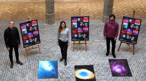 Farout Artistic Research Desde la izq.: Sef Hermans (trompetista), Beatriz Pomés (flautista) e Igor Sáenz (violonchelista), posando en el Condestable con los materiales de la exposición 'Calendario cósmico'.