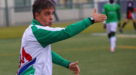 El entrenador del San Juan, Alfredo Ibero 'Bebeto', da indicaciones a sus jugadores en uno de los partidos de la presente campaña