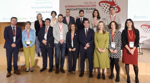 jornada-internacionalizacion-navarra El consejero Mikel Irujo y la directora general Izaskun Goñi, con participantes y organizadores de la jornada sobre internacionalización
