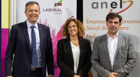 anel-laboral-kutxa-21 Eduardo Elizalde y Maitane Bueno, directores de zona de Laboral Kutxa, junto a Ignacio Ugalde, presidente de ANEL y de CEPES Navarra