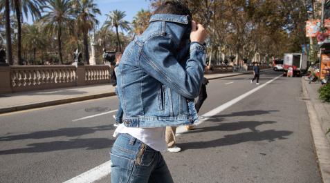condenado-fake-news El guardia civil acusado llega a la Audiencia de Barcelona para escuchar la sentencia por publicar en Twitter un vídeo falso que atribuía a un menor inmigrante no acompañado la autoría de una agresión que en realidad había sucedido en China