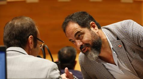 Ramón Alzórriz durante un pleno del Parlamento Ramón Alzórriz durante un pleno del Parlamento