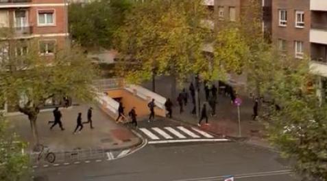 Un momento de los enfrentamientos con heridos entre ultras en el barrio de Iturrama Ultras radicales se han enfrentado en el barrio pamplonés antes del encuentro entre Osasuna y Barcelona