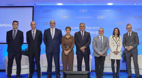 cenDigital1.jpg Chivite y Sucunza rodeados de los ponentes de la jornada sobre digitalización