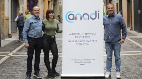 Juantxo Remón, Cristina Azagra y Humberto Pérez de Leiva (presidente, trabajadora social y vicepresidente de ANADI), ayer en la sede