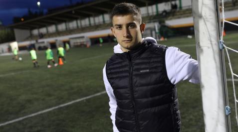 Martín Pedroarena Espinal, de 19 años, posa junto a la portería del campo de Oberena, su club Martín Pedroarena Espinal, de 19 años, posa junto a la portería del campo de Oberena, su club