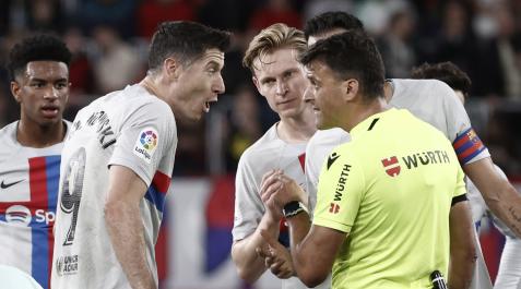 Lewandowski protesta a Gil Manzano durante el partido contra Osasuna Gil Manzano