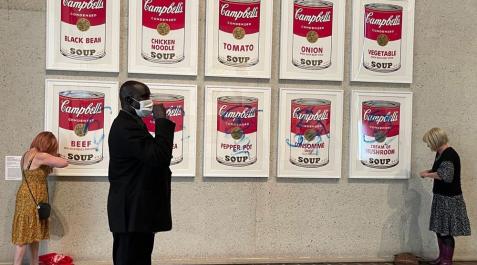 Dos activistas pintan y se pegan a los marcos de los cuadros de 'Campbell's Soup I' en Australia Dos activistas pintan y se pegan a los marcos de los cuadros de 'Campbell's Soup I' en Australia