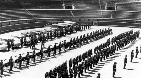 policia Agentes de la Policía Municipal posaron a modo castrense, en el coso de la Plaza de Toros.