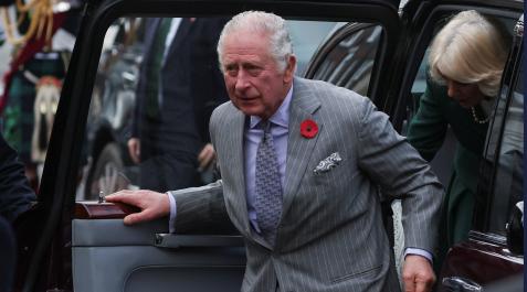 rey-carlos-inglaterra El rey Carlos III, junto a Camila, saliendo del coche poco antes del incidente de los huevos