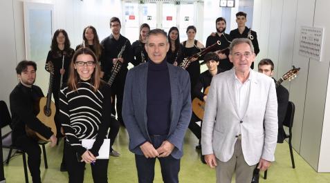 Hamiaka-CSMN Ignacio Catalán (director de Enseñanzas Artísticas), Julio Escauriza (director del Conservatorio Superior de Música de Navarra), Clara Rico (jefa de Estudios del CSMN) y alumnado del CSMN encargado de poner música al acto de apertura