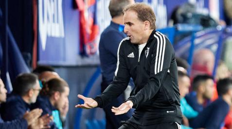 El entrenador de Osasuna, Jagoba Arrasate, desesperado durante el partido contra el Barcelona Jagoba Arrasate