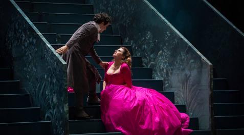 Sabina Puértolas, en una escena de Manon junto al tenor Galeano Salas, quien interpreta al caballero Des Grieux.