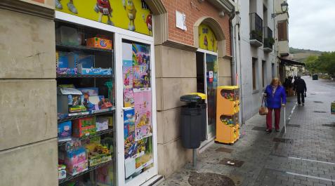 La tienda de golosinas está situada frente al ayuntamiento La tienda de golosinas está situada frente al ayuntamiento