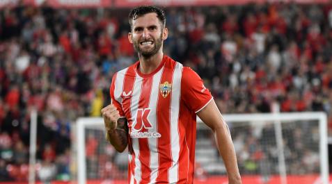 El delantero brasileño de la UD Almeria Leo Baptistao celebra su gol