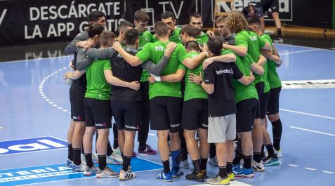 Piña del Helvetia Anaitasuna. El equipo navarro rompió su mala racha tras tres derrotas consecutivas y pudo recuperar buenas sensaciones Helvetia Anaitasuna