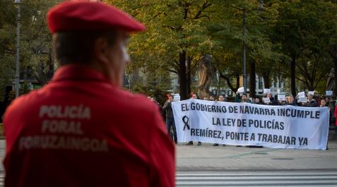 protesta-Policias-forales Policías forales protestan frente al Parlamento de Navarra, donde se celebra el debate del estado de la Comunidad, para exigir la dimisión de la presidenta María Chivite por el incumplimiento de la Ley de Policías