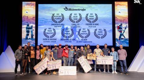 Los directores galardonados en las distintas categorías de la novena edición de Skimetraje, en el escenario de Baluarte durante la gala final Skimetraje