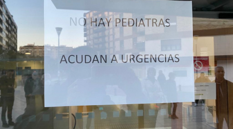 Un cartel en la puerta del centro de salud de San Juan anuncia que no hay pediatras Un cartel en la puerta del centro de salud de San Juan anuncia que no hay pediatras