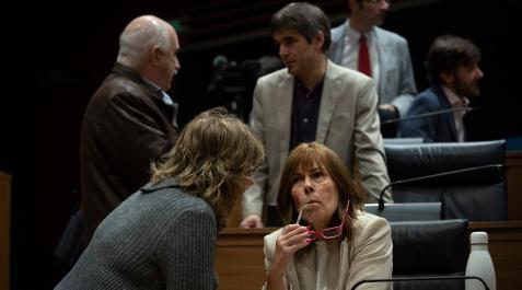 geroa-bai-barkos La consejera Ana Ollo (i) y la portavoz de Geroa Bai Uxue Barkos, momentos antes de dar comienzo la segunda jornada del pleno de debate sobre el estado de la Comunidad