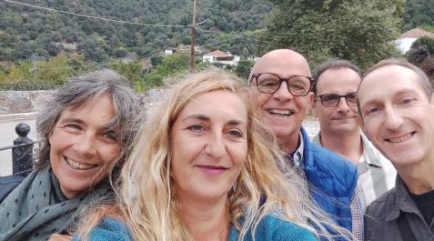 Beatriz Arbeloa en Creta Beatriz Arbeloa, en el centro, con su hermano Alfonso (derecha), y sus amigos cretenses