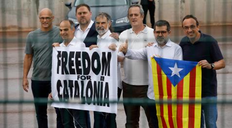(I-D) El exconseller de Asuntos Exteriores, Relaciones Institucionales y Transparencia de la Generalitat Raül Romeva (ERC), el exconseller de la Presidencia y ex portavoz de la Generalitat Jordi Turull (JxCat), el exvicepresidente de la Generalitat y líd (I-D) El exconseller de Asuntos Exteriores, Relaciones Institucionales y Transparencia de la Generalitat Raül Romeva (ERC), el exconseller de la Presidencia y ex portavoz de la Generalitat Jordi Turull (JxCat), el exvicepresidente de la Generalitat y líder de ERC, Oriol Junqueras, el presidente de Òmnium Cultural, Jordi Cuixart, el exconseller de Interior de la Generalitat Joaquim Forn (PDeCAT), el secretario general de Junts, Jordi Sànchez y el exconseller de Territorio y Sostenibilidad de la Generalidad Josep Rull (JxCat)