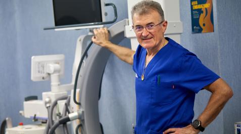 Ángel Recarte Pérez de Ciriza, en el quirófano donde operará por última vez el martes. Ángel Recarte Pérez de Ciriza, en el quirófano donde operará por última vez el martes.