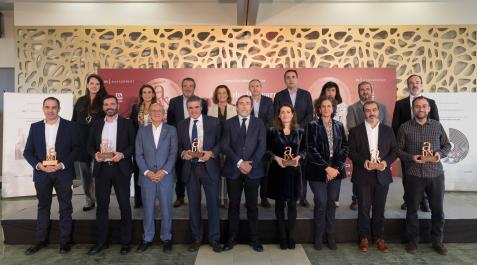 FOTO DE FAMILIA En la fila superior, de izda. a dcha.: Elena González Pérez (E.Leclerc), Isabel Moreno Bartolomé (CaixaBank), José Mª Agramonte Aguirre (Bardenas), Isabel Peñaranda (ICEX), José Manuel Erro Miranda (Grupo La Información), Diego Galilea San FOTO DE FAMILIA En la fila superior, de izda. a dcha.: Elena González Pérez (E.Leclerc), Isabel Moreno Bartolomé (CaixaBank), José Mª Agramonte Aguirre (Bardenas), Isabel Peñaranda (ICEX), José Manuel Erro Miranda (Grupo La Información), Diego Galilea San Martín (ALINAR), Mª Carmen Garde Segura (Diario de Navarra), Unai Navarro (Coca-Cola) y Mauricio García de Quevedo (FIAB). Delante. de izda. a dcha.: Javier Campo Blanco (Conservas Pedro Luis), Sergio Beni Solans (Benis Food), Bernardo Ciriza Pérez (consejero), Benito Jiménez Cambra (Congelados de Navarra), Luis Colina Lorda (Grupo La Información), Berta Anaut Benito (Antonio Anaut), Itziar Gómez (consejera), José Barberena Olagüe (Almameat) y Xabier Sanz Larrea (Viña Zorzal)