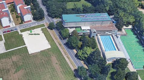 Vista satelital del complejo deportivo de Larraina, cuya salida no permite girar a la izquierda Vista satelital del complejo deportivo de Larraina, cuya salida no permite girar a la izquierda