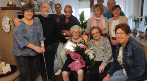 Gloria Ruiz, en el centro, junto a sus familia y los representantes municipales que acudieron a felicitarla Gloria Ruiz, en el centro, junto a sus familia y los representantes municipales que acudieron a felicitarla