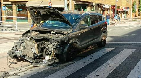 Fotografía del coche accidentado en la calle Marcelo Celayeta de Pamplona Fotografía del coche accidentado en la calle Marcelo Celayeta de Pamplona