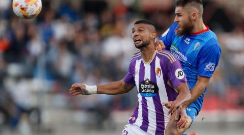 El centrocampista del Valladolid, Joaquín (I), disputa el balón ante el jugador del Barbadás durante el encuentro de este sábado