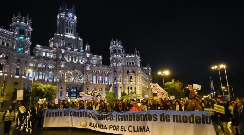 Un grupo de personas perteneciente a CCOO Madrid y Alianza por el Clima se manifiesta por un cambio de modelo energético Un grupo de personas perteneciente a CCOO Madrid y Alianza por el Clima se manifiesta por un cambio de modelo energético